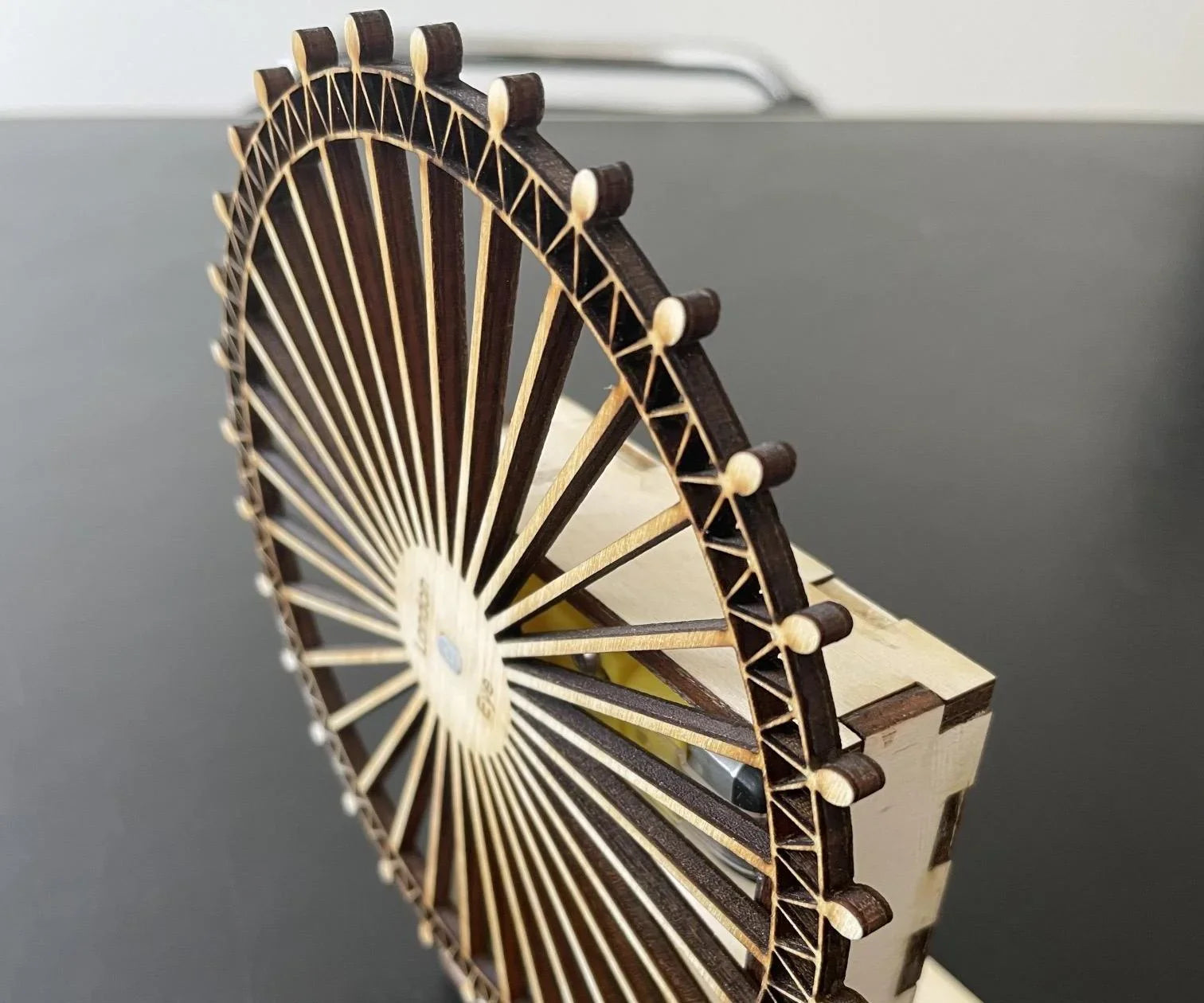 Creative Metallic London Eye – Premium Alloy Rotating Miniature Decor Ornament